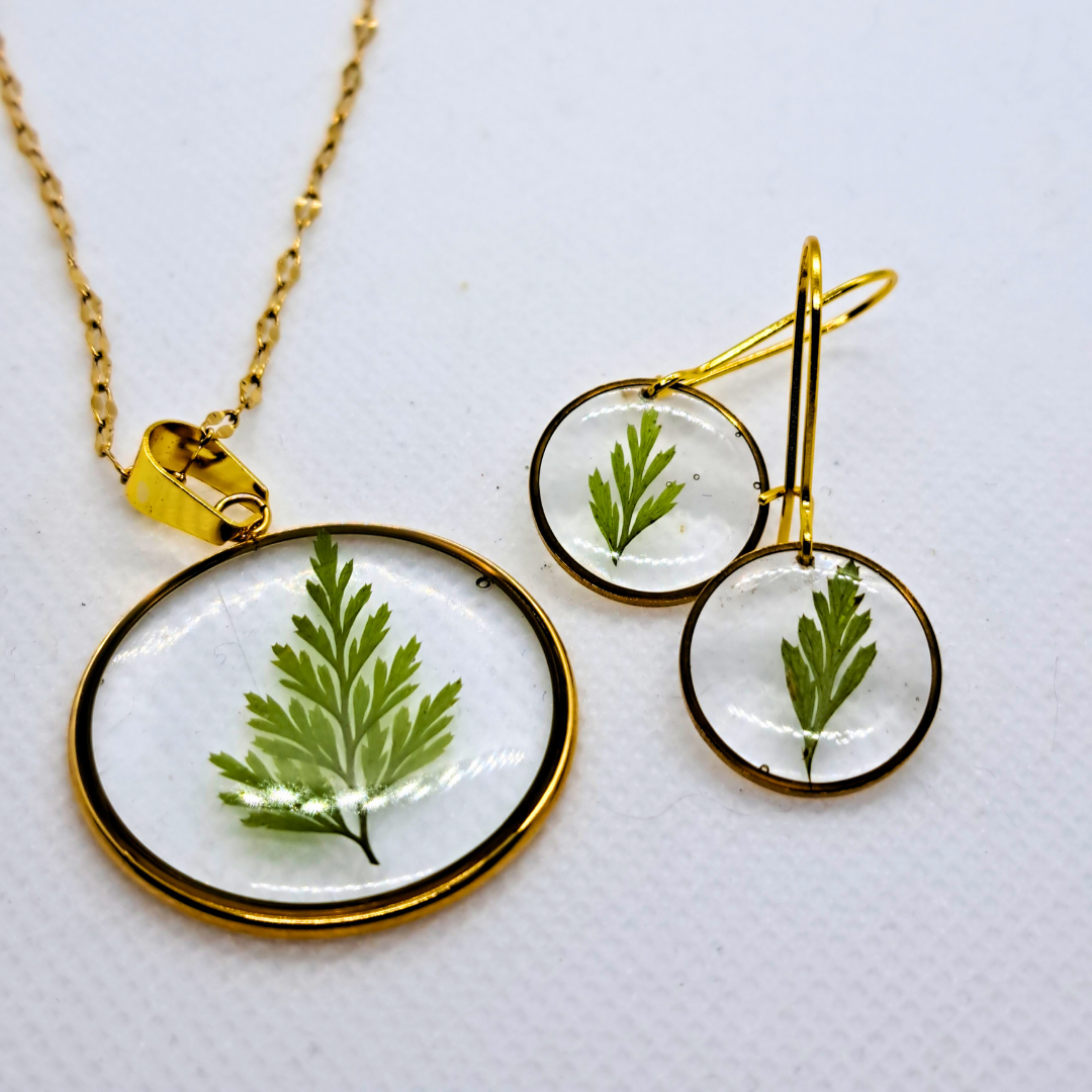 Medium Round Necklace (Chain 45+5cm) - Real Pressed Leaf in Resin Set in Gold-Plated Stainless Steel