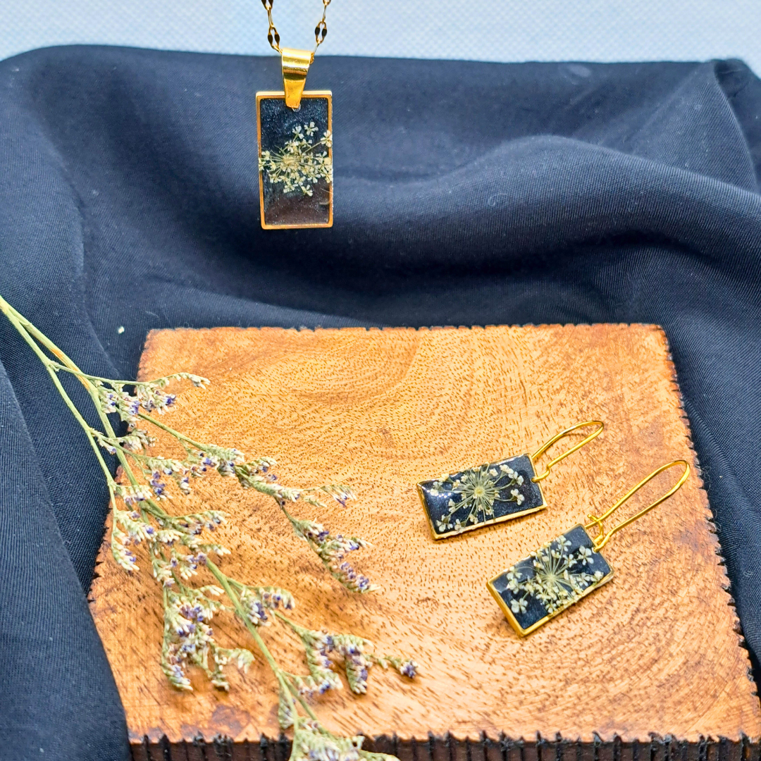 Medium Rectangle Necklace (Chain 45+5cm) - Real White Pressed Flowers in Black Resin Set in Gold-Plated Stainless Steel
