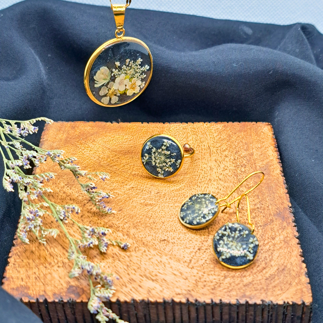 Medium Round Necklace (Chain 45+5cm) - Real White Pressed Flowers in Black Resin Set in Gold-Plated Stainless Steel
