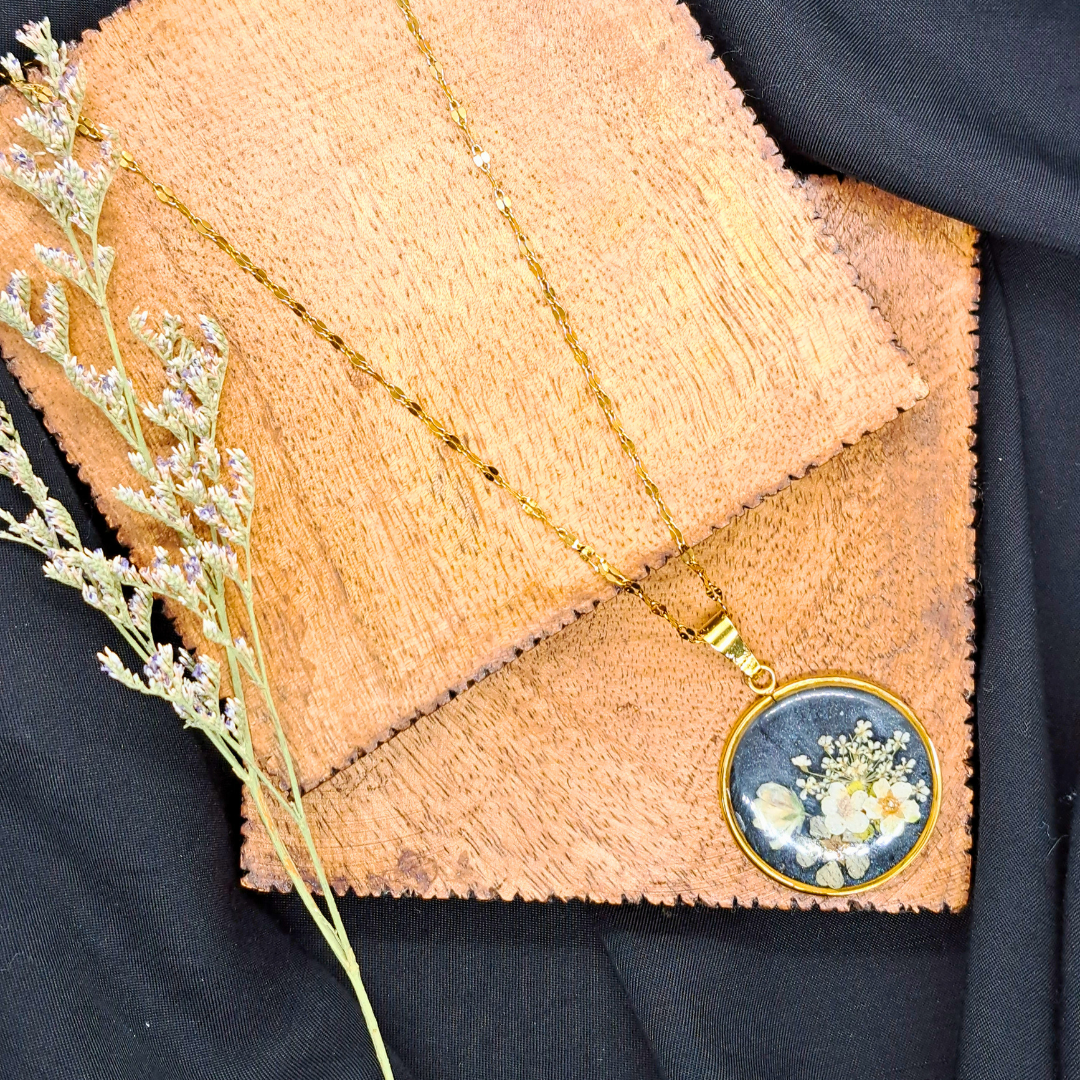 Medium Round Necklace (Chain 45+5cm) - Real White Pressed Flowers in Black Resin Set in Gold-Plated Stainless Steel
