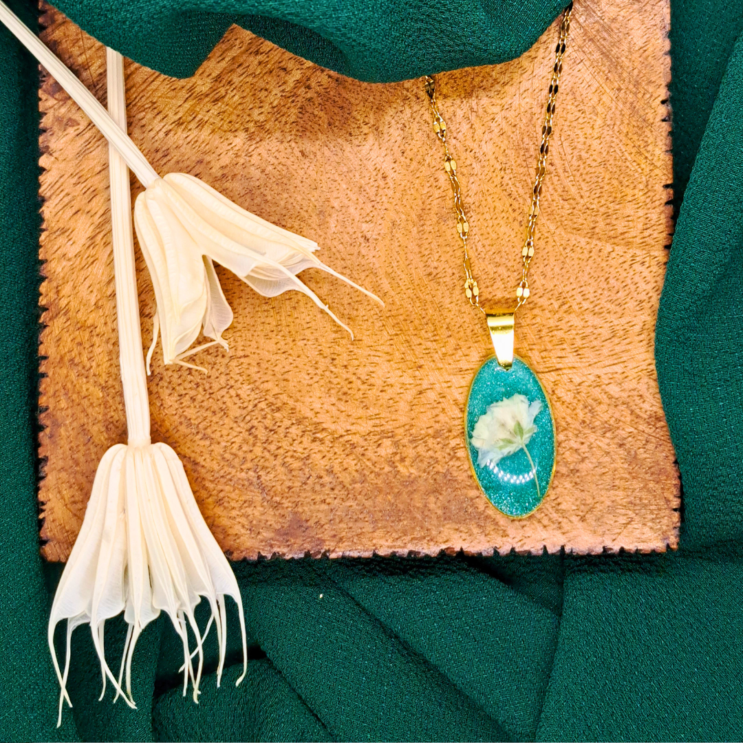 Medium Oval Necklace (Chain 45+5cm) - Real White Pressed Flowers in Green Resin Set in Gold-Plated Stainless Steel