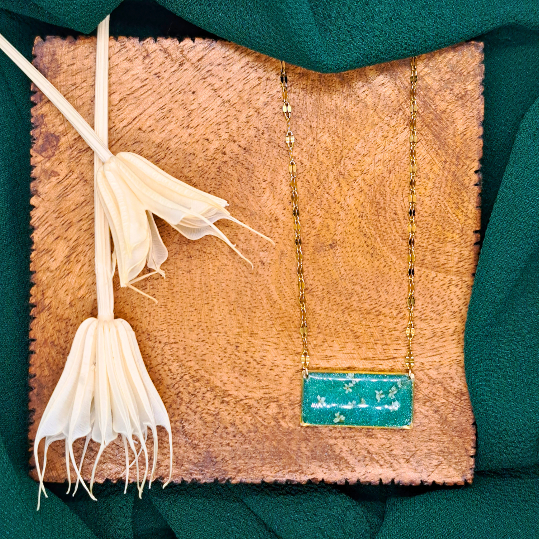 Medium Round Necklace (Chain 45+5cm) - Real White Pressed Flowers in Green Resin Set in Gold-Plated Stainless Steel