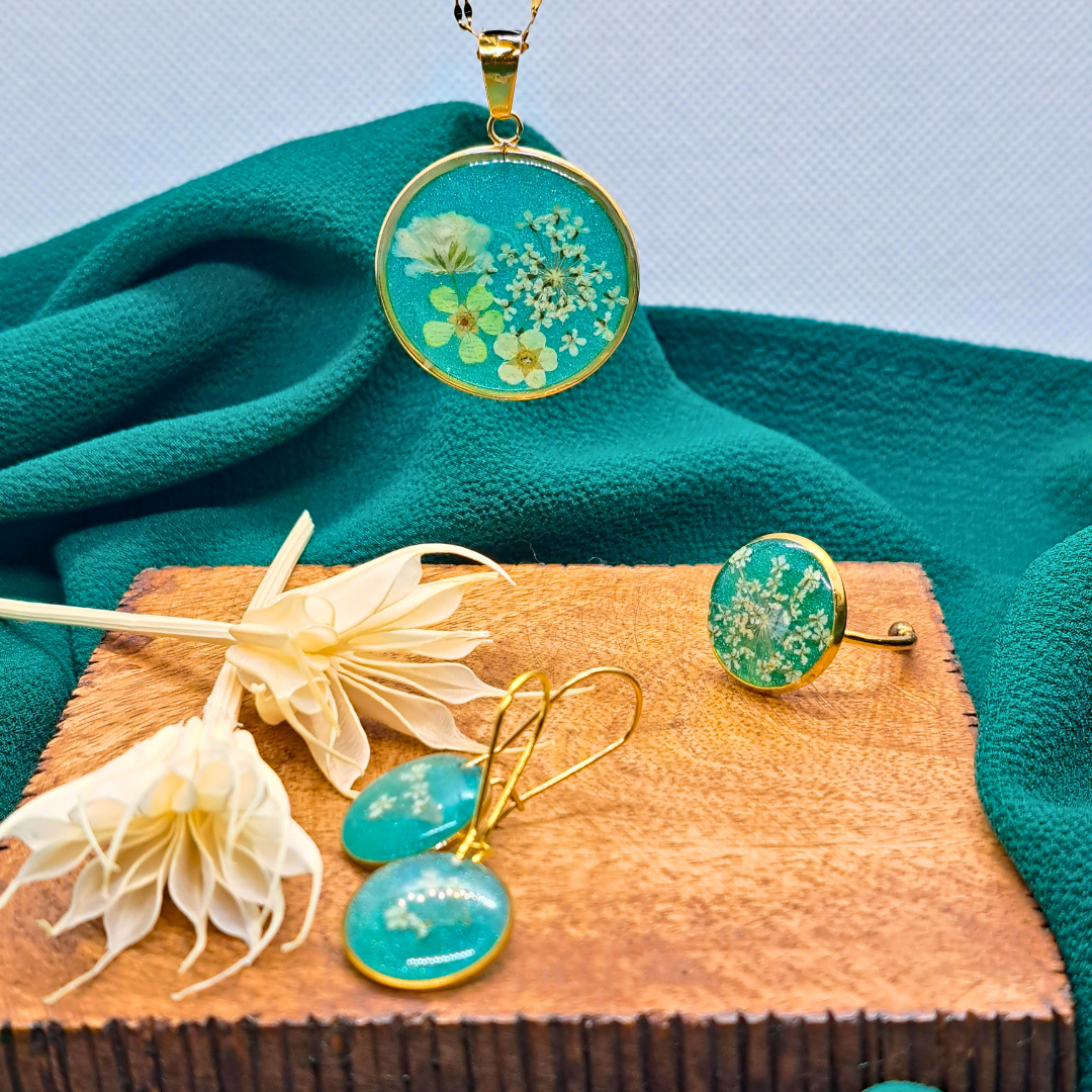 Medium Round Ring - Real White Pressed Flowers in Green Resin Set in Gold-Plated Stainless Steel