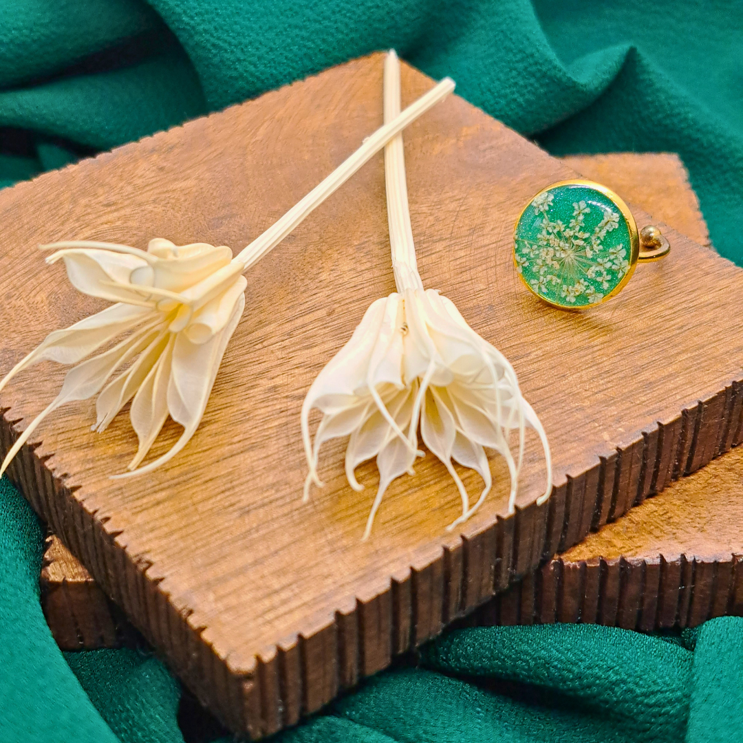 Medium Round Ring - Real White Pressed Flowers in Green Resin Set in Gold-Plated Stainless Steel