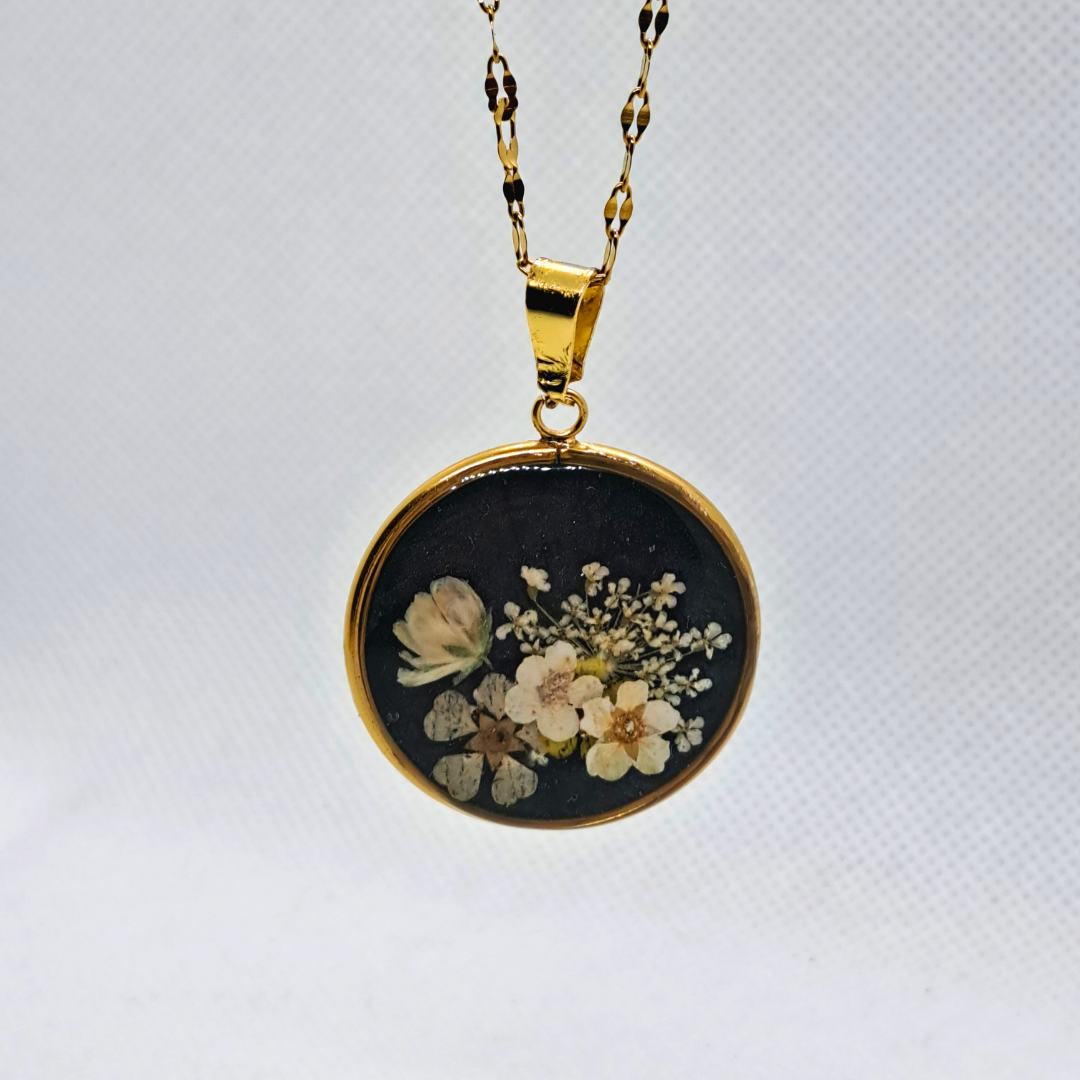 Medium Round Necklace (Chain 45+5cm) - Real White Pressed Flowers in Black Resin Set in Gold-Plated Stainless Steel