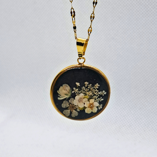 Medium Round Necklace (Chain 45+5cm) - Real White Pressed Flowers in Black Resin Set in Gold-Plated Stainless Steel
