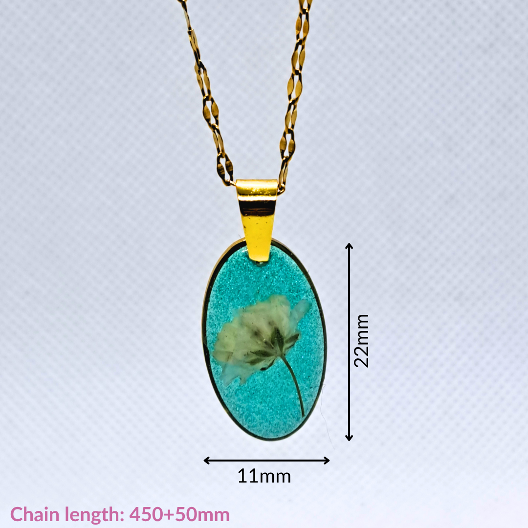 Medium Oval Necklace (Chain 45+5cm) - Real White Pressed Flowers in Green Resin Set in Gold-Plated Stainless Steel