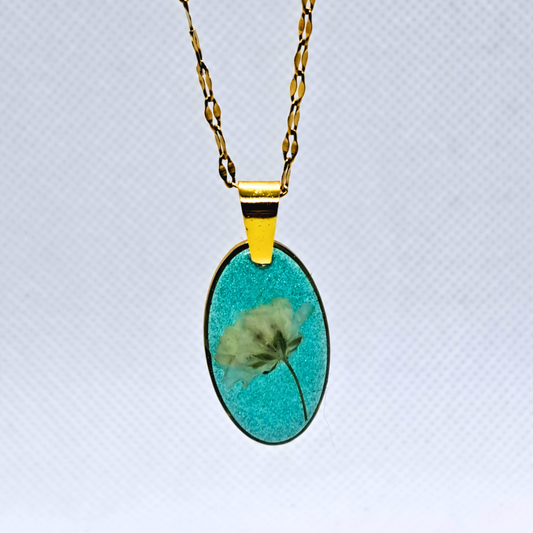 Medium Oval Necklace (Chain 45+5cm) - Real White Pressed Flowers in Green Resin Set in Gold-Plated Stainless Steel