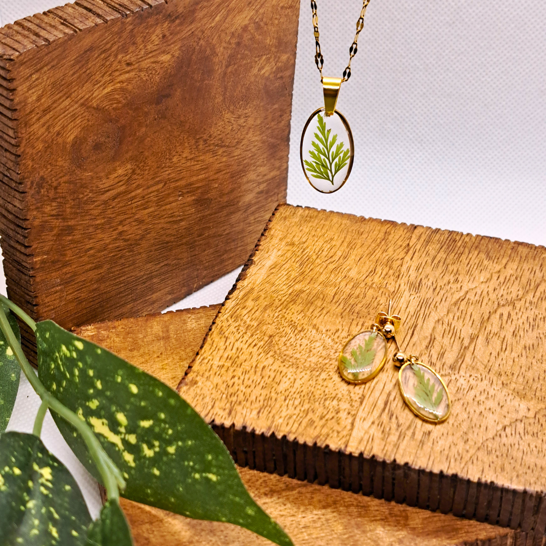 Medium Oval Necklace (Chain 45+5cm) - Real Pressed Leaf in Resin Set in Gold-Plated Stainless Steel