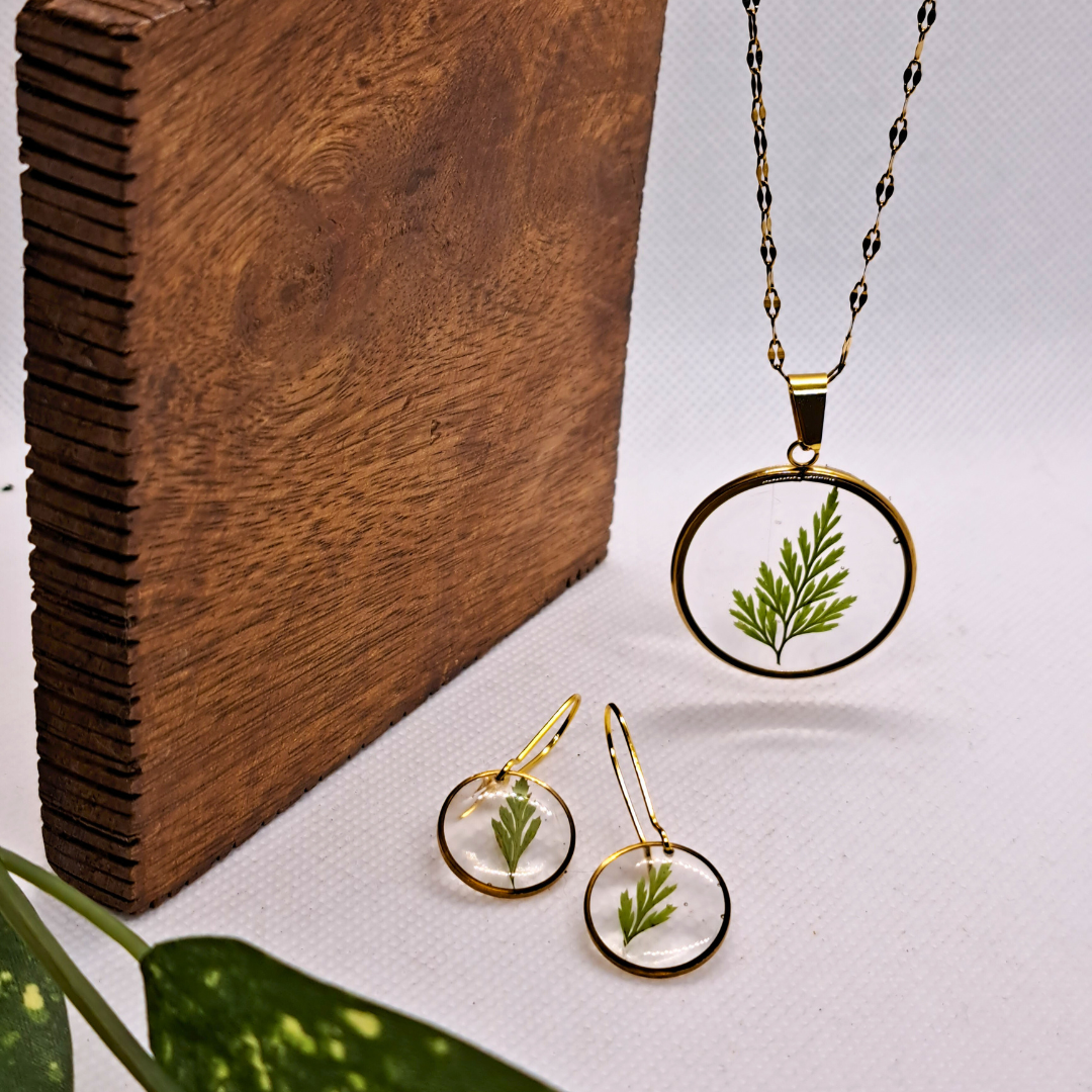 Medium Round Necklace (Chain 45+5cm) - Real Pressed Leaf in Resin Set in Gold-Plated Stainless Steel