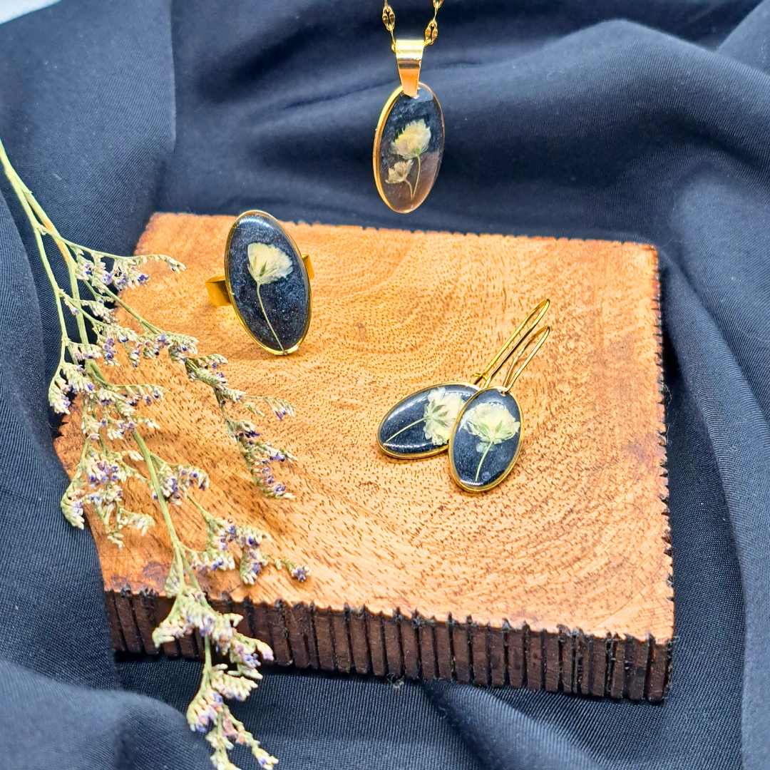 Medium Oval Necklace (Chain 45+5cm) - Real White Pressed Flowers in Black Resin Set in Gold-Plated Stainless Steel