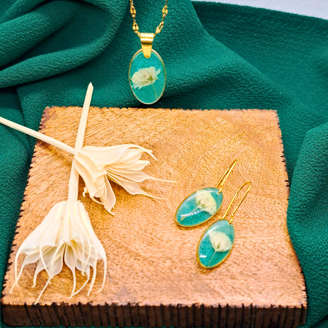 Medium Oval Necklace (Chain 45+5cm) - Real White Pressed Flowers in Green Resin Set in Gold-Plated Stainless Steel