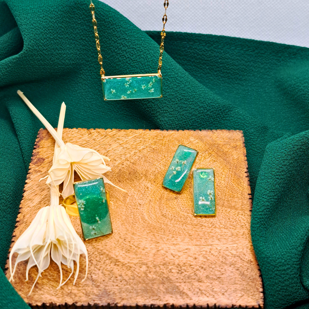 Medium Round Necklace (Chain 45+5cm) - Real White Pressed Flowers in Green Resin Set in Gold-Plated Stainless Steel