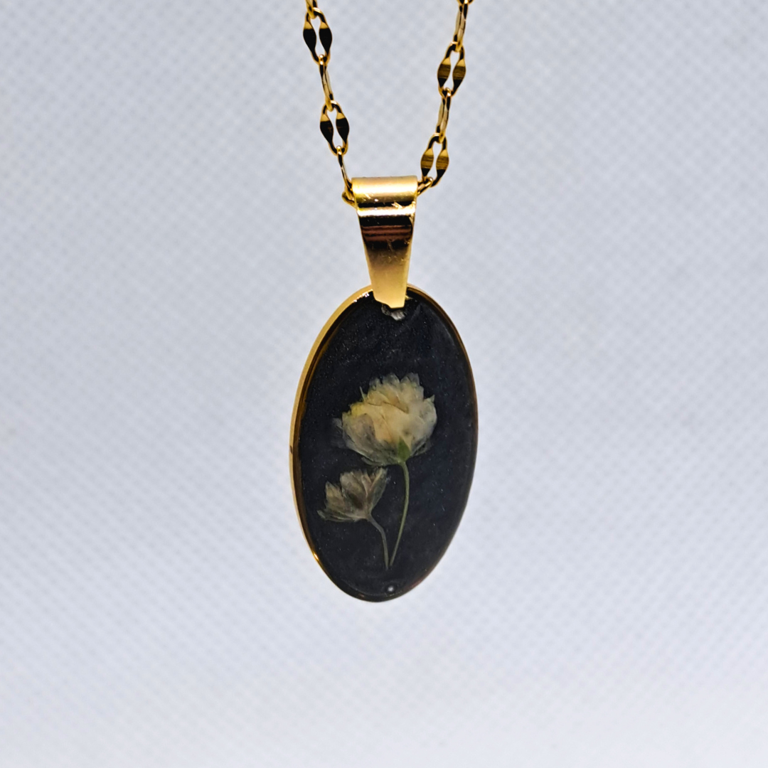 Medium Oval Necklace (Chain 45+5cm) - Real White Pressed Flowers in Black Resin Set in Gold-Plated Stainless Steel