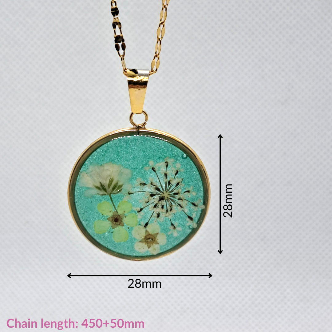 Medium Round Necklace (Chain 45+5cm) - Real White Pressed Flowers in Green Resin Set in Gold-Plated Stainless Steel