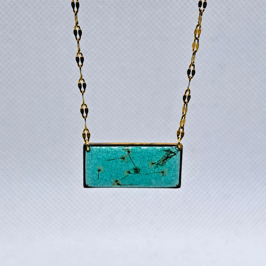 Medium Rectangle Necklace (Chain 45+5cm) - Real White Pressed Flowers in Green Resin Set in Gold-Plated Stainless Steel