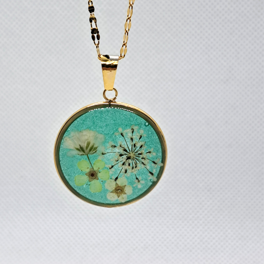 Medium Round Necklace (Chain 45+5cm) - Real White Pressed Flowers in Green Resin Set in Gold-Plated Stainless Steel