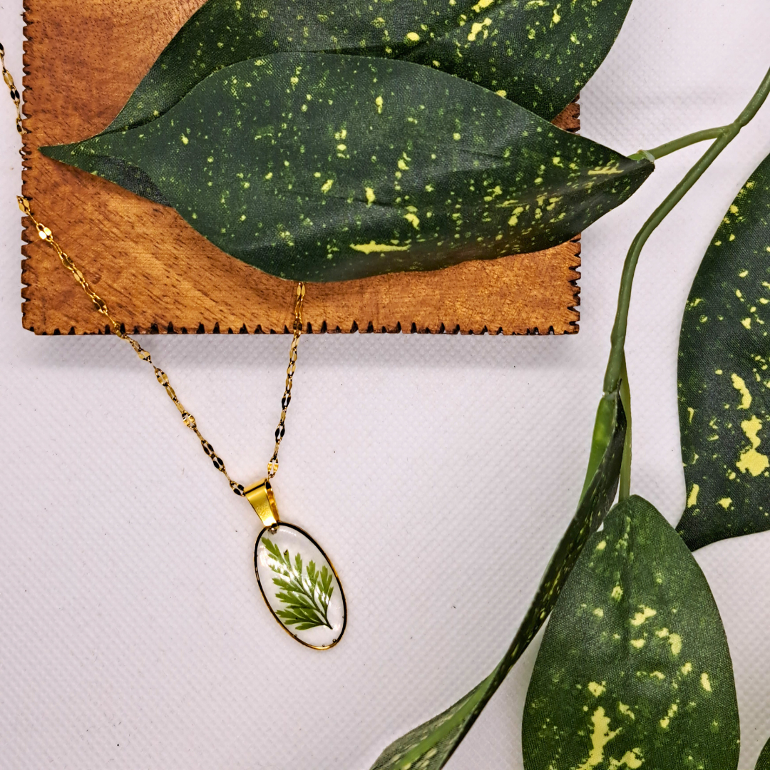 Medium Oval Necklace (Chain 45+5cm) - Real Pressed Leaf in Resin Set in Gold-Plated Stainless Steel