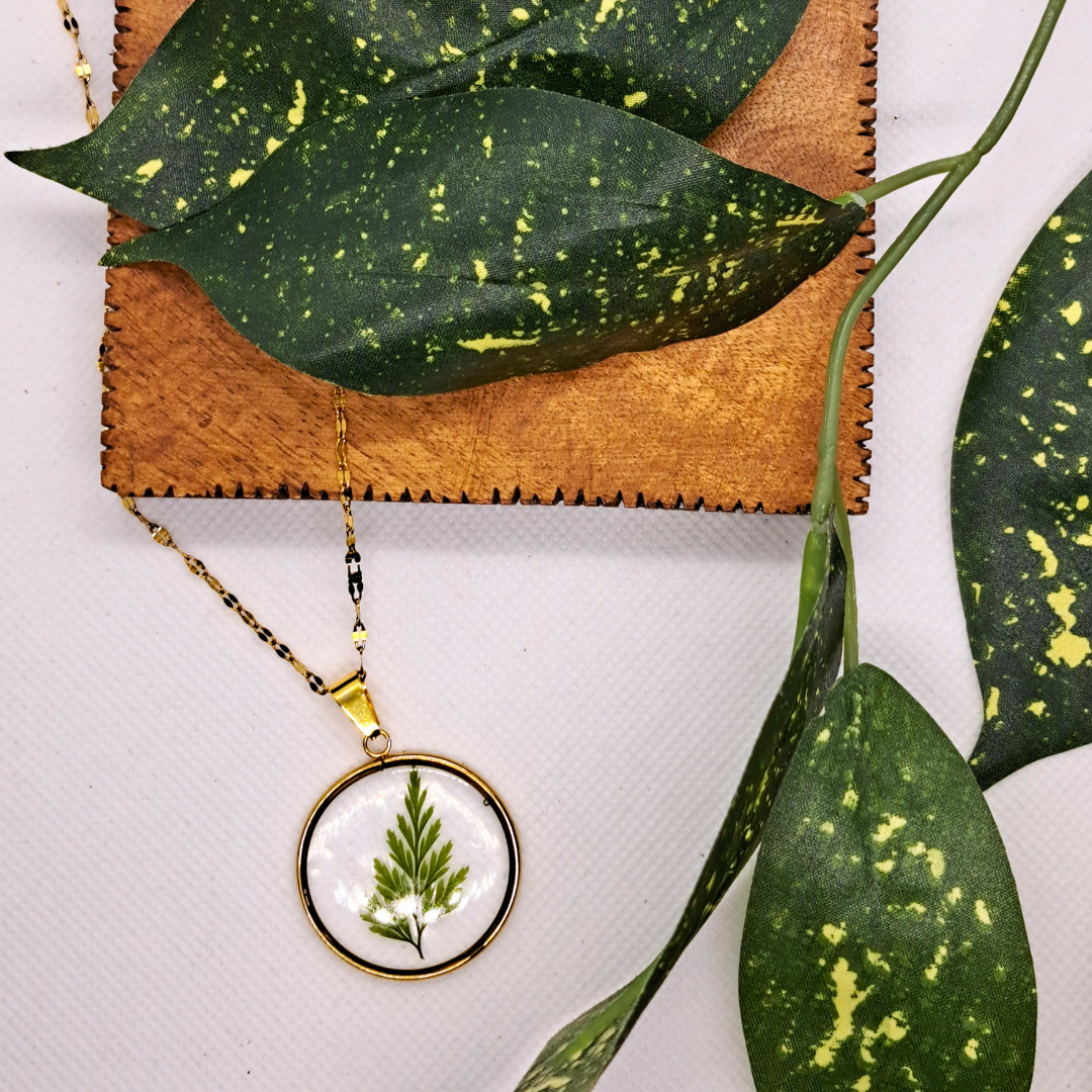 Medium Round Necklace (Chain 45+5cm) - Real Pressed Leaf in Resin Set in Gold-Plated Stainless Steel