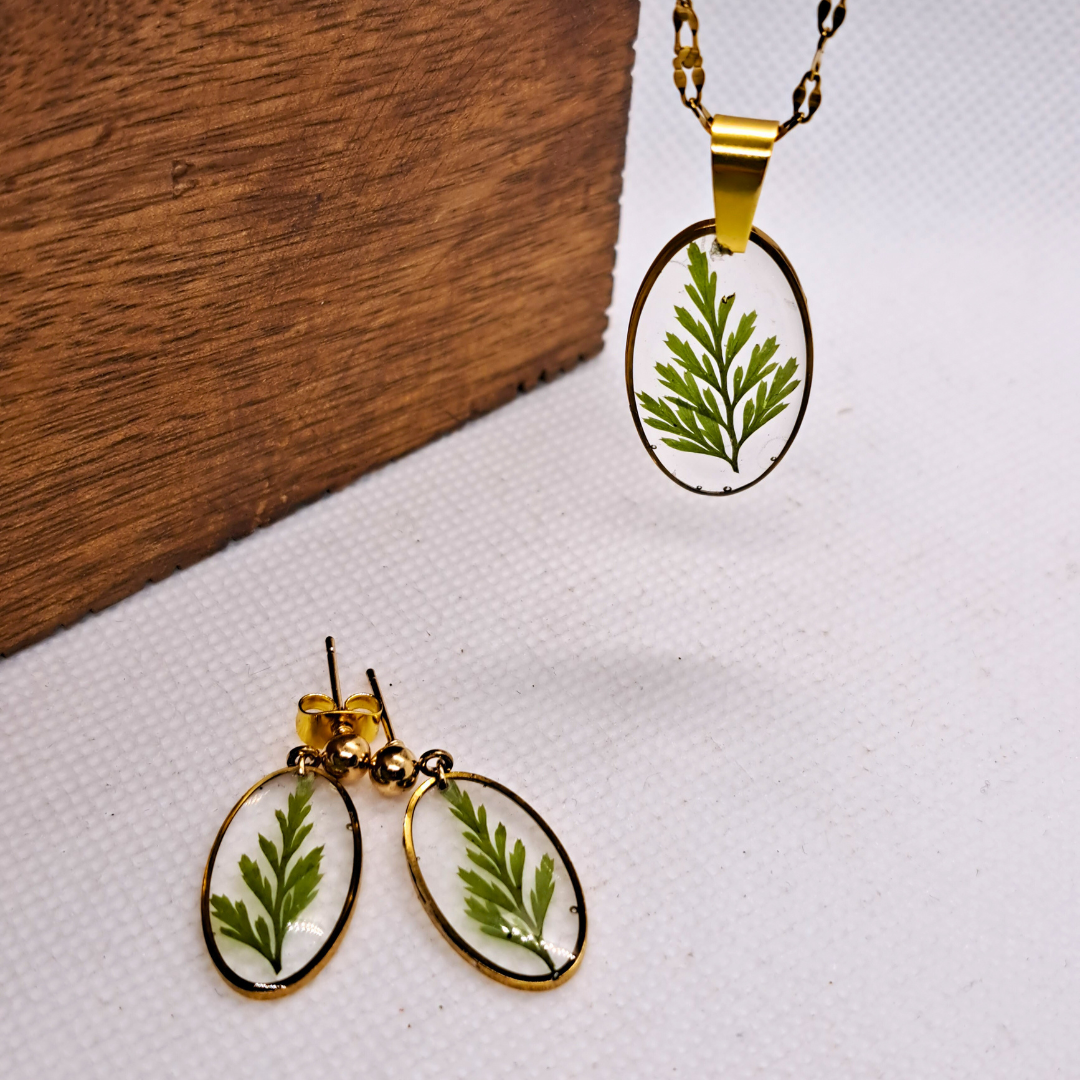 Medium Oval Necklace (Chain 45+5cm) - Real Pressed Leaf in Resin Set in Gold-Plated Stainless Steel