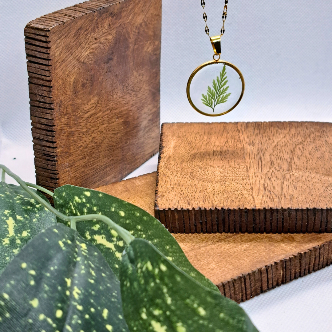 Medium Round Necklace (Chain 45+5cm) - Real Pressed Leaf in Resin Set in Gold-Plated Stainless Steel