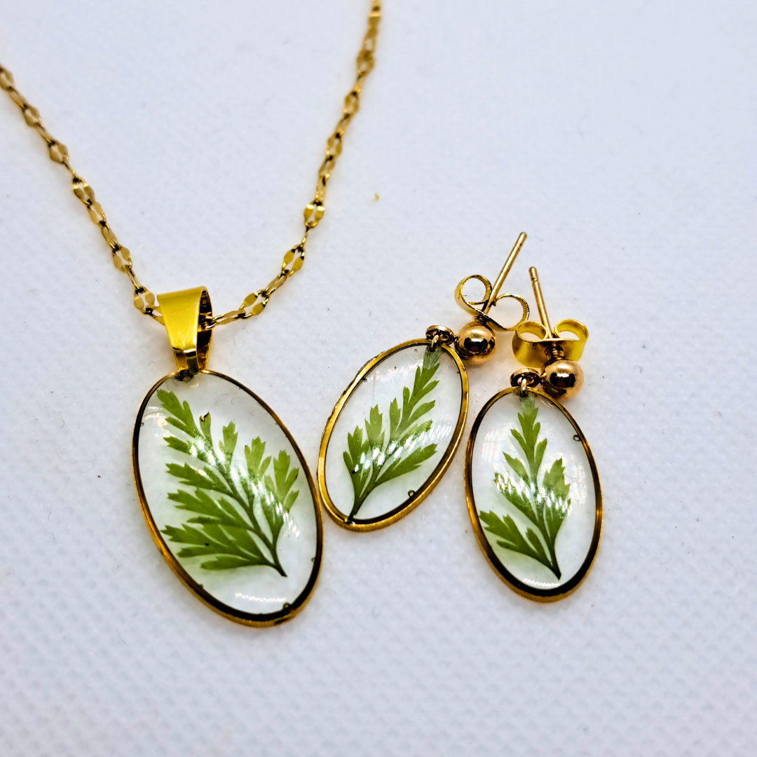 Medium Oval Necklace (Chain 45+5cm) - Real Pressed Leaf in Resin Set in Gold-Plated Stainless Steel